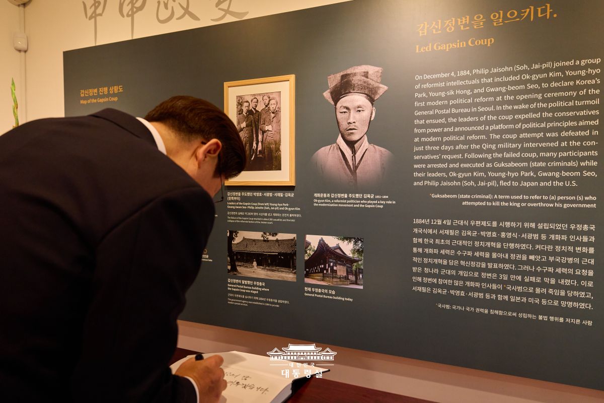 서재필 박사님의 숭고한 헌신을 기억하며  2025.08.27 서재필 박사님의 숭고한 헌신을 기억하며 썸네일 서재필 박사는 우리나라 최초의 민간 신문 '독립신문'을 창간하고, 독립협회 조직과 독립문 건립 등 다양한 애국계몽운동을 전개한 분입니다.     외세와 수구세력의 탄압으로 미국으로 추방된 이후에도 3·1운동 소식이 전해지자 의사로서의 삶을 접고 조국의 독립을 위해 다시 국제무대의 외교 현장에 뛰어들었습니다.     이번 미국 방문에서 서재필 박사의 헌신과 자주독립 정신이 살아 숨 쉬는 서재필 기념관을 찾게 되어 매우 뜻깊게 생각합니다.     앞으로도 이 기념관이 미래세대에게 대한민국 독립의 역사를 전하고, 지역사회와 미주 한인사회의 발전에도 큰 역할을 할 수 있길 기대합니다.